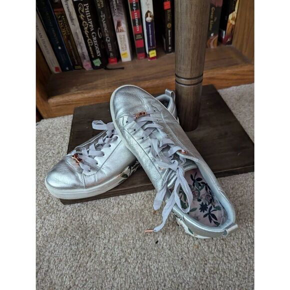 Ted Baker London Roulym Metallic Silver Floral Sneakers Women's Size 9 - Picture 5 of 6
